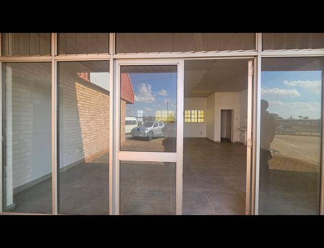 90M² RETAIL TO LET IN ROSSLYN